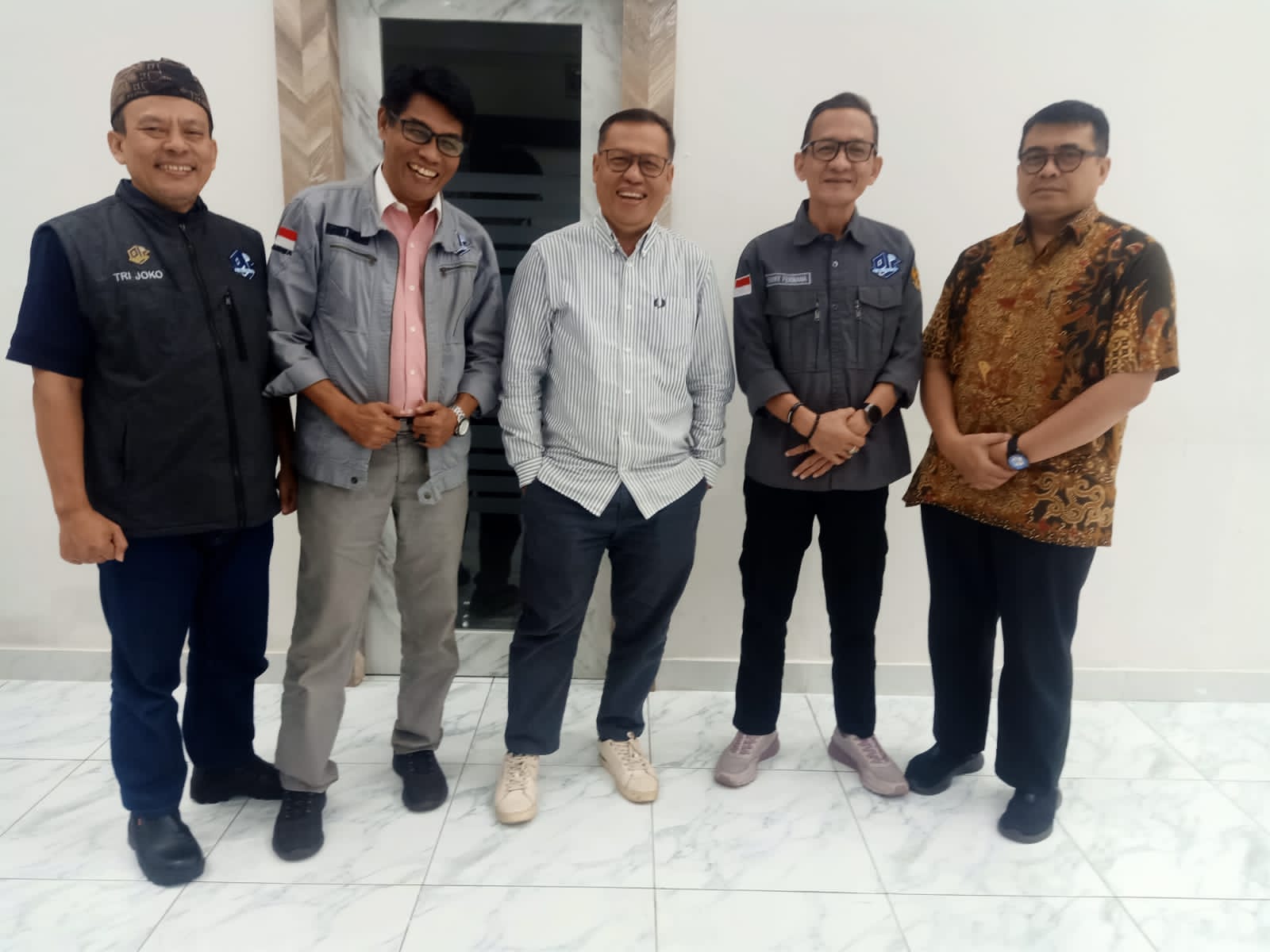 Anggota Dewan Pers, Atmaji Sapto Anggoro saat berfoto bersama Pengurus PJS dan ASWIN di hall Dewan Pers, Rabu (30/04/2025).