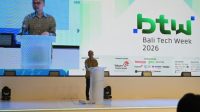 Menteri-Komunikasi-Malaysia-Fahmi-Fadzil-sedang-berpidato-di-Bali-Tech-Week-2026